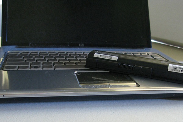 Vừa dùng laptop vừa sạc pin có sao không?