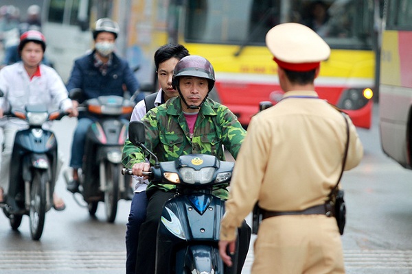 Người ngồi sau xe mô tô xe máy không đội mũ bảo hiểm sẽ bị xử phạt