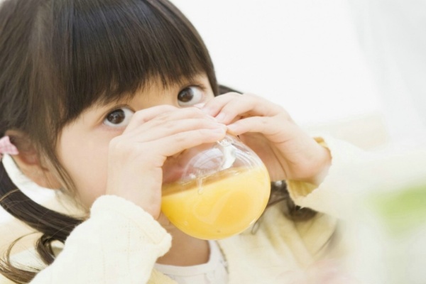 Nên cho trẻ uống nước ép trái cây như thế nào?