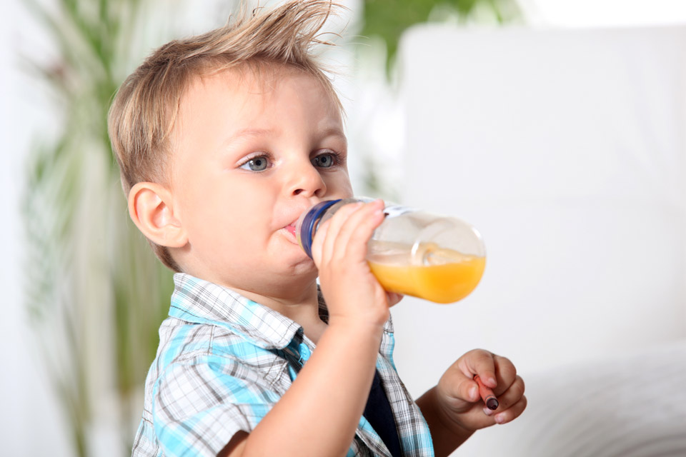 Nên cho trẻ uống nước ép trái cây như thế nào?